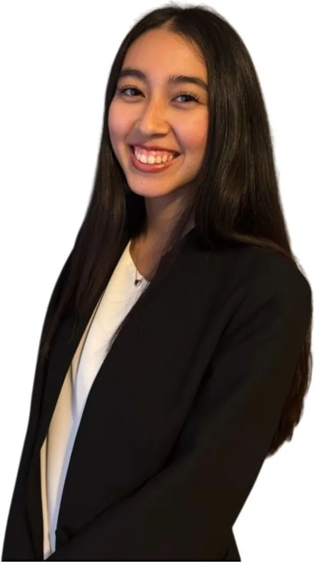 Valeria, de marketing en Dokipu, sonriendo, foto de estudio